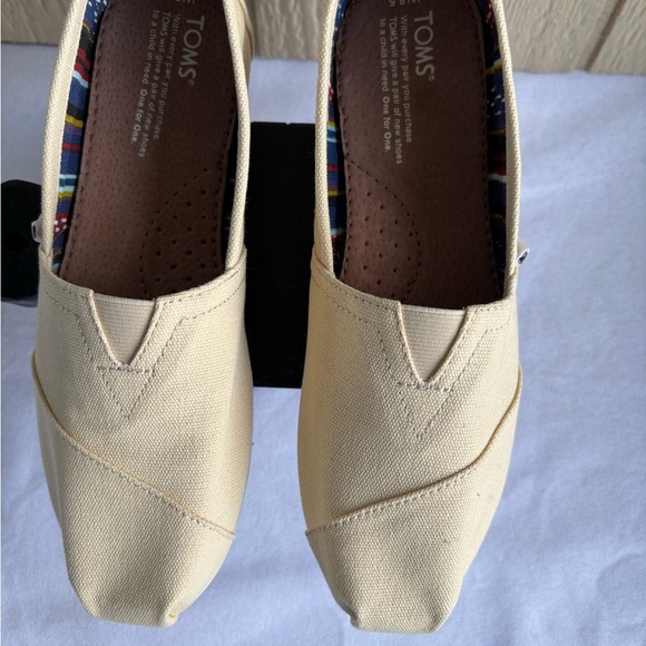 TOMS Cream Flats with Signature Elastic V-Insert - Picture 5 of 12
